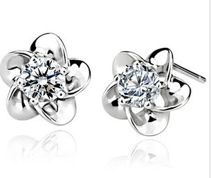 Fashionable silver earring